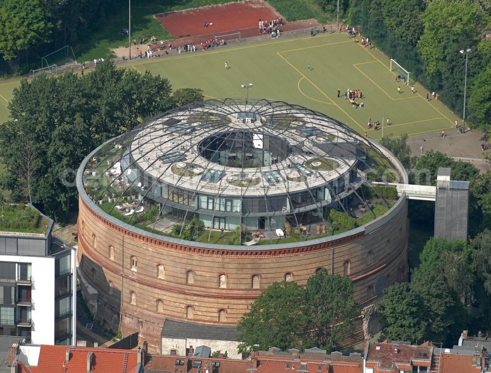 Aerial photograph Berlin - Der Fichtebunker in der Fichtestraße in Berlin-Kreuzberg. In dem ehemaligen Gasometer entstanden hochwertig ausgestattete Eigentumswohnungen. Projektentwickler war die speicherWerk Wohnbau GmbH. The Fichtebunker at the Fichtestrasse in Berlin-Kreuzberg.