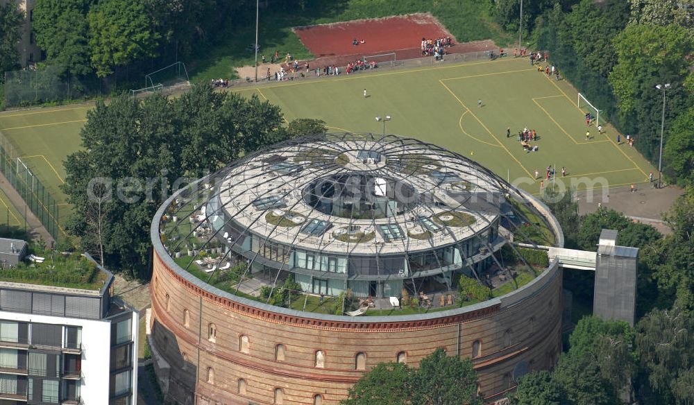 Berlin from above - Der Fichtebunker in der Fichtestraße in Berlin-Kreuzberg. In dem ehemaligen Gasometer entstanden hochwertig ausgestattete Eigentumswohnungen. Projektentwickler war die speicherWerk Wohnbau GmbH. The Fichtebunker at the Fichtestrasse in Berlin-Kreuzberg.