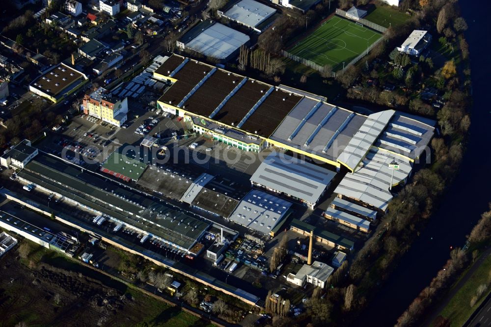 Aerial photograph Berlin OT Britz - View of a branch of the building centre Holz Possling in the district of Britz in Berlin