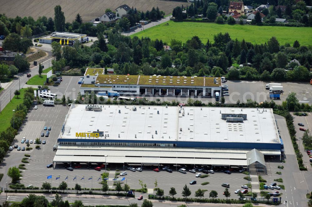 Aerial photograph Leipzig - Paunsdorf - Filiale vom Großhandelsunternehmen Metro und eine Niederlassung vom Nutzfahrzeughersteller MAN Truck & Bus Deutschland GmbH im Stadtbezirk Ost / Stadtteil Paunsdorf in Leipzig, Sachsen. Subsidiary of the wholesale establishment Metro and a branch of the commercial vehicle producer MAN Truck & Bus Deutschland GmbH in the precinct East / district Paunsdorf in Lepzig, Saxony.