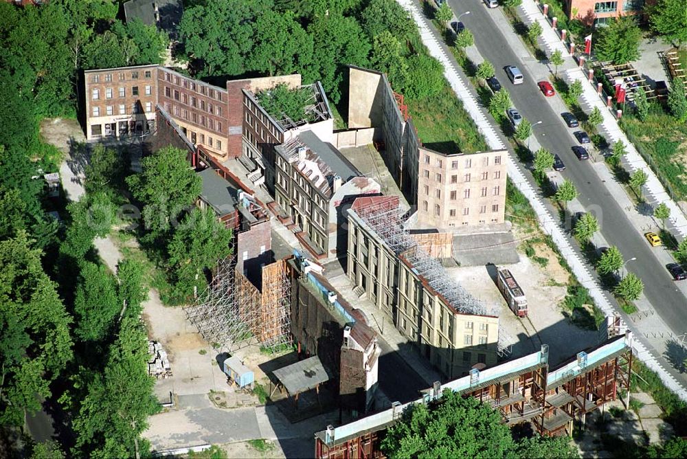 Aerial image Potsdam - Babelsberg - 28.06.2004 Potsdam-Babelsberg Filmkulisse zum Film Sonnenallee auf dem Gelände des Filmparkes in Potsdam-Babelsberg. Die Medienstadt Babelsberg befindet sich an der südwestlichen Stadtgrenze Berlins unweit der Berliner Stadtteile Wannsee, Zehlendorf und Steglitz. Das 46 ha große Gelände liegt in Potsdam- Babelsberg.