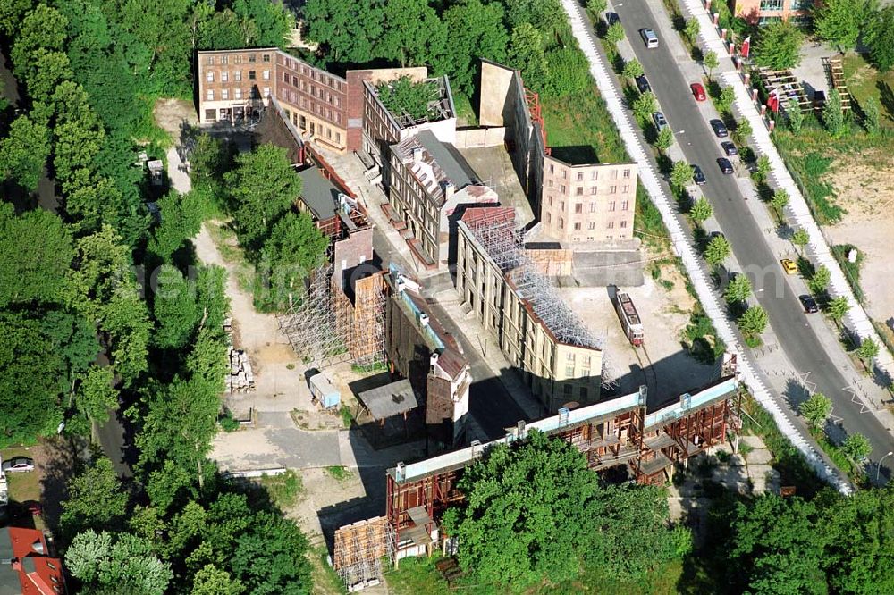 Aerial photograph Potsdam - Babelsberg - 28.06.2004 Potsdam-Babelsberg Filmkulisse zum Film Sonnenallee auf dem Gelände des Filmparkes in Potsdam-Babelsberg. Die Medienstadt Babelsberg befindet sich an der südwestlichen Stadtgrenze Berlins unweit der Berliner Stadtteile Wannsee, Zehlendorf und Steg- litz. Das 46 ha große Gelände liegt in Potsdam- Babelsberg.