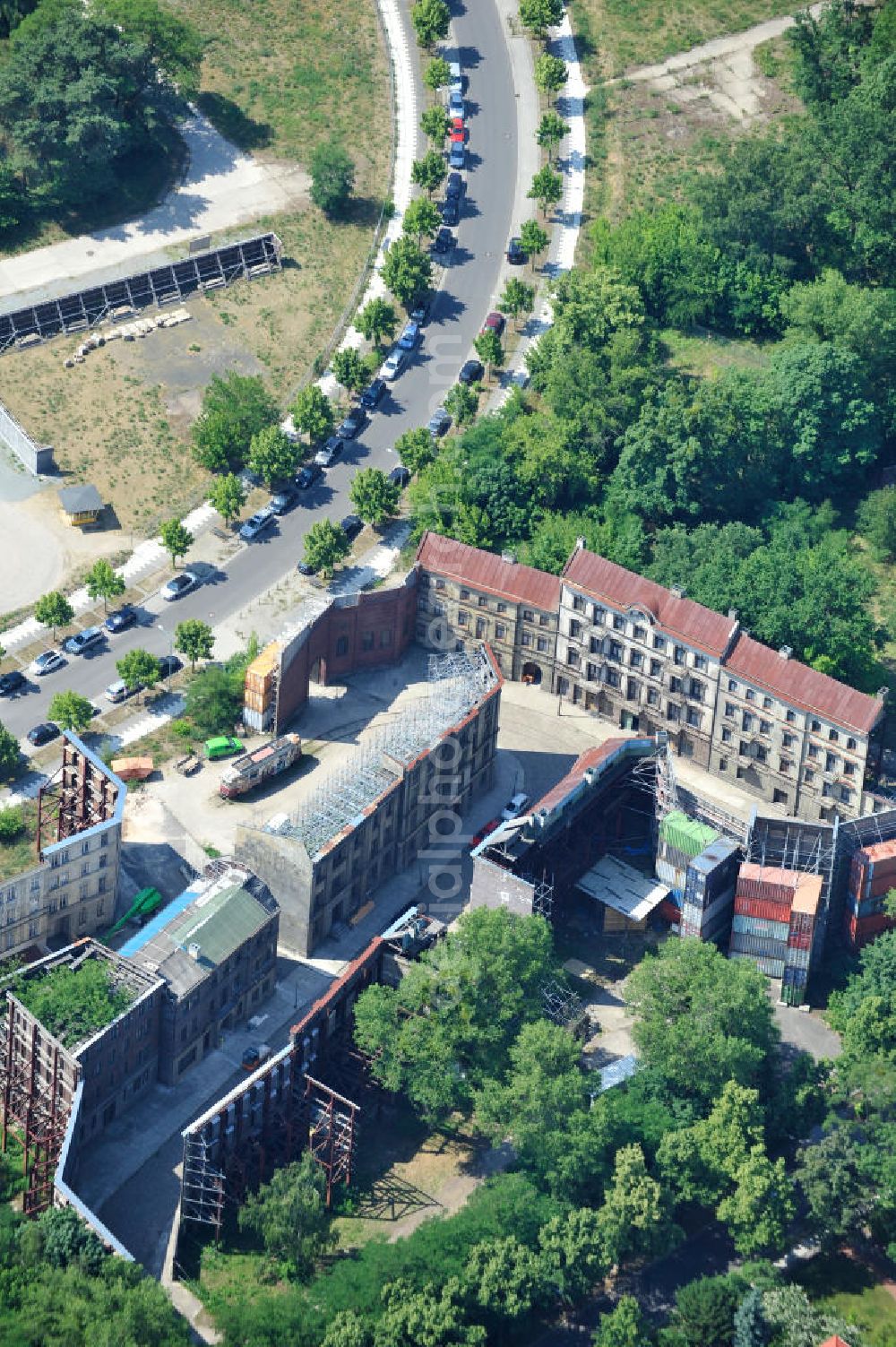 Potsdam Babelsberg from above - Blick auf die Filmpark Babelsberg Filmkulisse Berliner Straße. Für den Film „ Sonnenallee “ wurde 1999 eigens die aufwändige Außenkulisse „Berliner Straße“ errichtet, die auch in einigen weiteren Produktionen, wie „Der Pianist“ und Werbespots zum Einsatz kam. Inzwischen zählt das Filmstudio zu den umsatzstärksten Großatelierstudios für Kinofilme in Europa. View the Babelsberg Film Park Road film set in Berlin. For the film Sun Alley, the elaborate outdoor set Berlin Street was built.