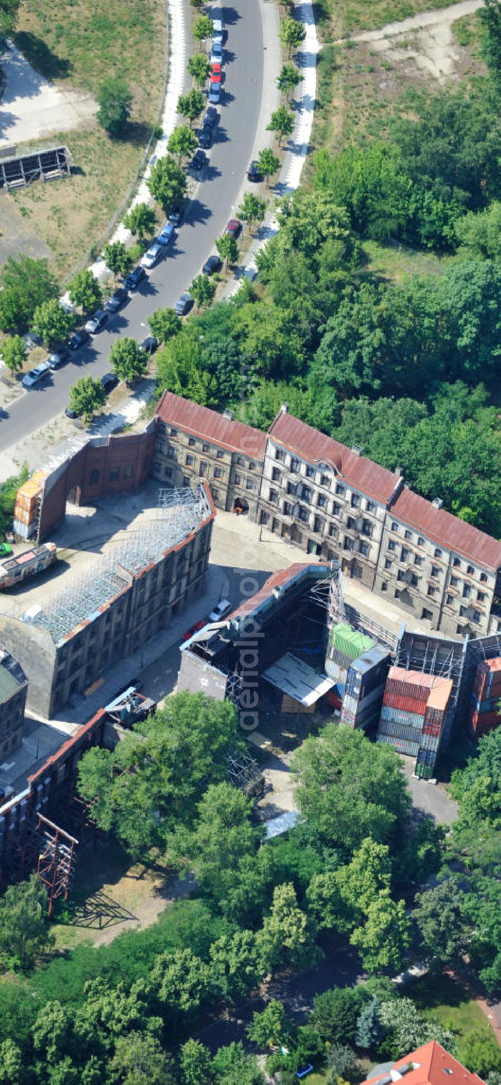 Potsdam Babelsberg from the bird's eye view: Blick auf die Filmpark Babelsberg Filmkulisse Berliner Straße. Für den Film „ Sonnenallee “ wurde 1999 eigens die aufwändige Außenkulisse „Berliner Straße“ errichtet, die auch in einigen weiteren Produktionen, wie „Der Pianist“ und Werbespots zum Einsatz kam. Inzwischen zählt das Filmstudio zu den umsatzstärksten Großatelierstudios für Kinofilme in Europa. View the Babelsberg Film Park Road film set in Berlin. For the film Sun Alley, the elaborate outdoor set Berlin Street was built.