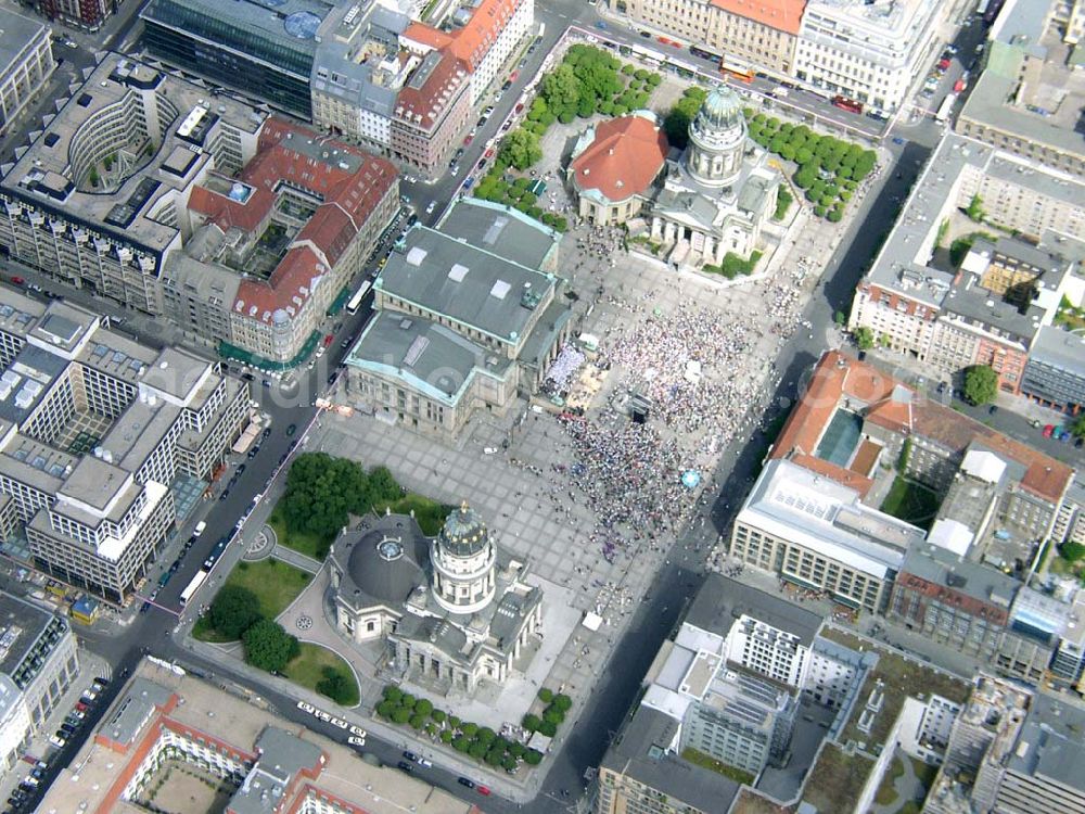 Berlin from the bird's eye view: Finale des 20. Chorfestes auf dem Gandarmenmarkt. Datum: 22.06.03