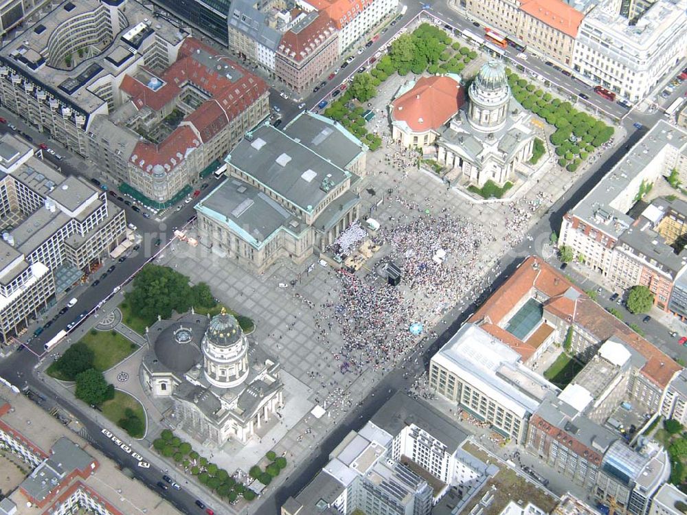 Aerial image Berlin - Finale des 20. Chorfestes auf dem Gandarmenmarkt. Datum: 22.06.03