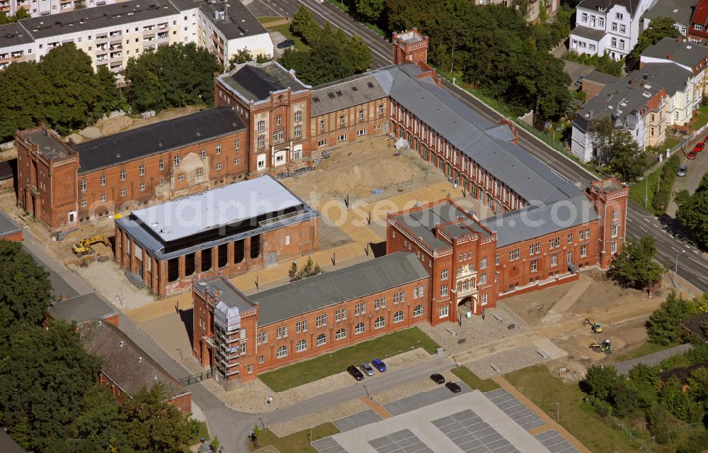 Aerial photograph Schwerin - Blick auf das Finanzamt Schwerin. Das Gebäude wurde früher als Artilleriekaserne genutzt. View of the finance authority Schwerin. The building was previously used as an artillery barracks.