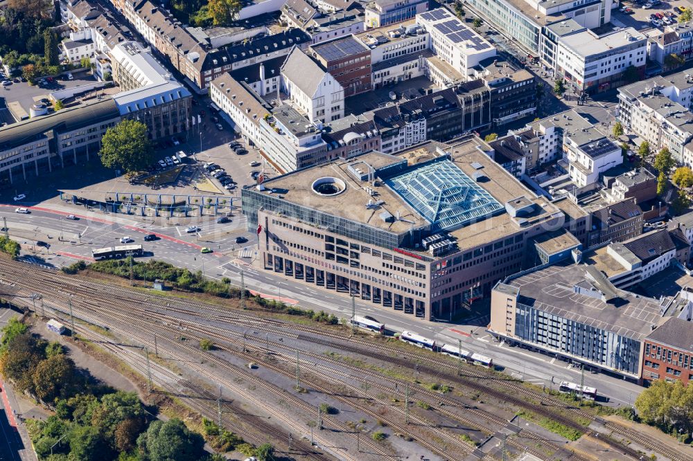 Mönchengladbach from above - Banking administration building of the financial services company Stadtsparkasse on place Bismarckplatz in the district Gladbach in Moenchengladbach in the state North Rhine-Westphalia, Germany