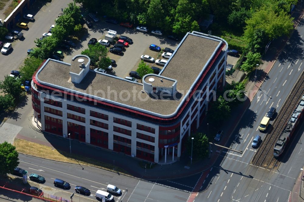 Aerial photograph Magdeburg - Company and office buildings in the Stadtfeld West part of Magdeburg in the state of Saxony-Anhalt. Companies and office buildings with parking lots and green spaces are located along Liebknechtstrasse like here at Number 53