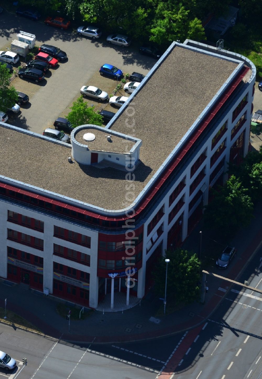 Magdeburg from above - Company and office buildings in the Stadtfeld West part of Magdeburg in the state of Saxony-Anhalt. Companies and office buildings with parking lots and green spaces are located along Liebknechtstrasse like here at Number 53