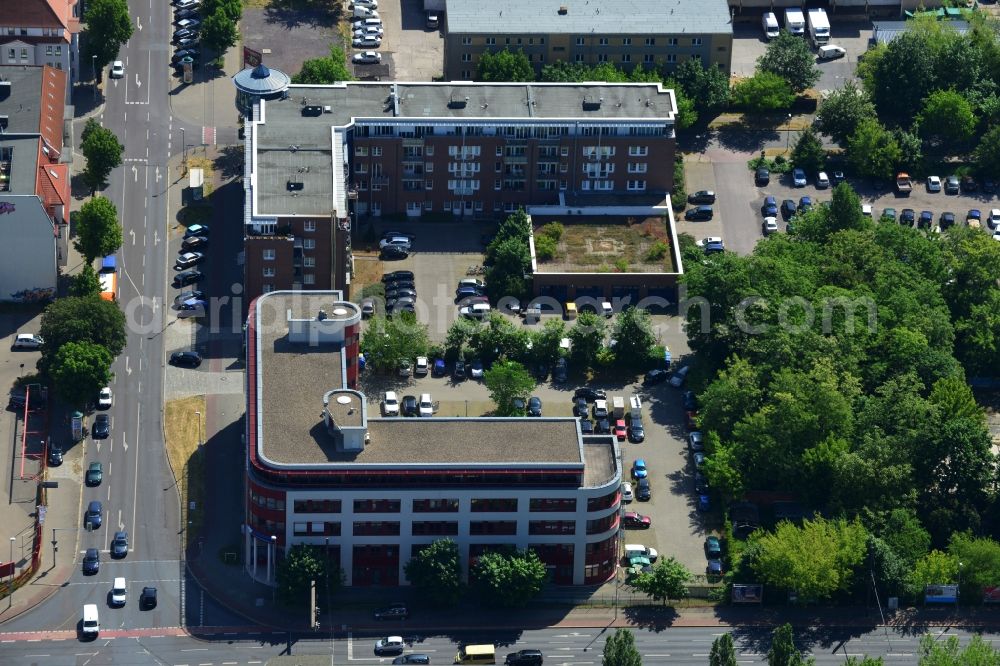 Magdeburg from the bird's eye view: Company and office buildings in the Stadtfeld West part of Magdeburg in the state of Saxony-Anhalt. Companies and office buildings with parking lots and green spaces are located along Liebknechtstrasse like here at Number 53