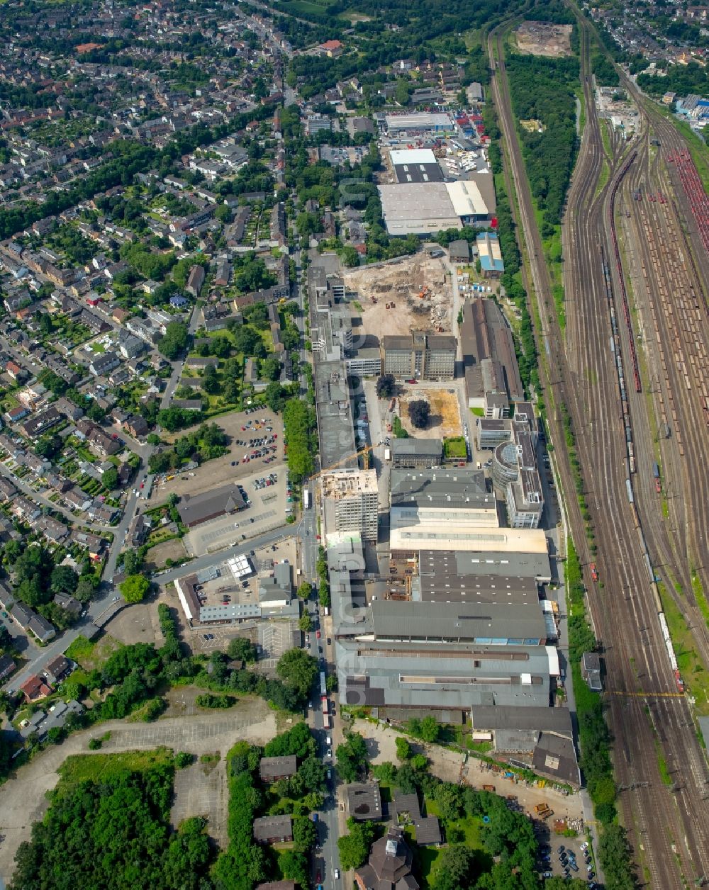 Oberhausen from above - Premises of BABCOCK manufacturing center GmbH with warehouses, corporate buildings and production facilities in Oberhausen in North Rhine-Westphalia