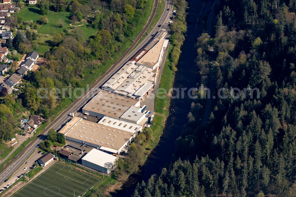 Gernsbach from the bird's eye view: Company grounds and facilities of Casimir Kast Verpackung and Display GmbH in Gernsbach in the state Baden-Wuerttemberg, Germany