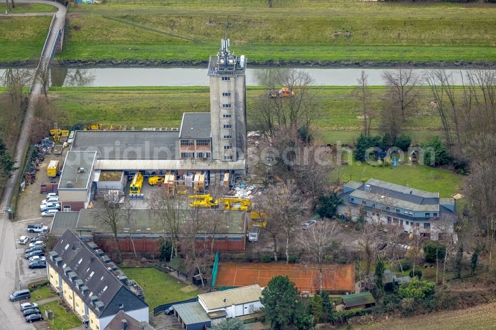 Aerial image Oberhausen - Company grounds and facilities of Dachdecker Mark Notthoff on Emscher in Oberhausen at Ruhrgebiet in the state North Rhine-Westphalia, Germany