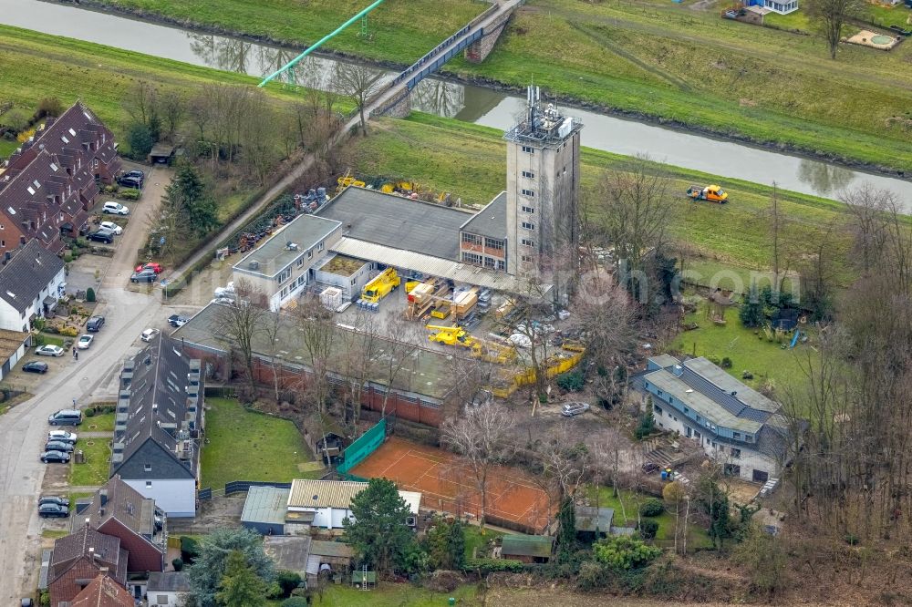 Aerial photograph Oberhausen - Company grounds and facilities of Dachdecker Mark Notthoff on Emscher in Oberhausen at Ruhrgebiet in the state North Rhine-Westphalia, Germany