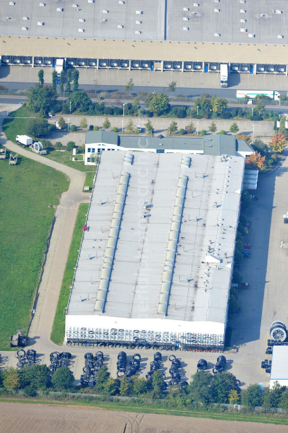 Wunstorf from the bird's eye view: Blick auf das Firmengelände der Firma BRUGG Rohrsysteme GmbH an der Adolf Oesterheld Str. 31 in 32515 Wunstorf. Das Unternehmen ist Spezialanbieter für Rohrsysteme zum Transport von Flüssigkeiten , Gasen und Wärme. Premises of the company in Brugg Pipe Systems Inc. in Wunstorf / Lower Saxony - Germany.