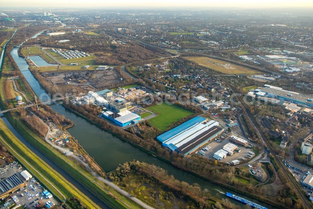 Gelsenkirchen from above - Company grounds and facilities of GERO Gelsenkirchener Rohrhandelsgesellschaft mbH und der Papierfabrik Fritz Peters GmbH & Co. KG in Gelsenkirchen in the state North Rhine-Westphalia