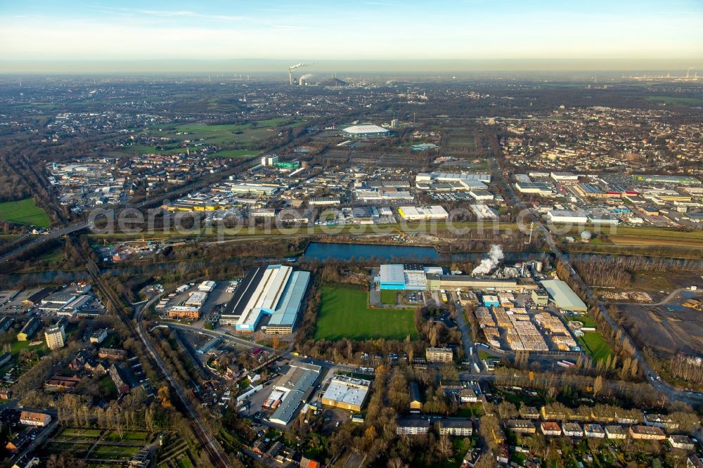 Gelsenkirchen from the bird's eye view: Company grounds and facilities of GERO Gelsenkirchener Rohrhandelsgesellschaft mbH und der Papierfabrik Fritz Peters GmbH & Co. KG in Gelsenkirchen in the state North Rhine-Westphalia