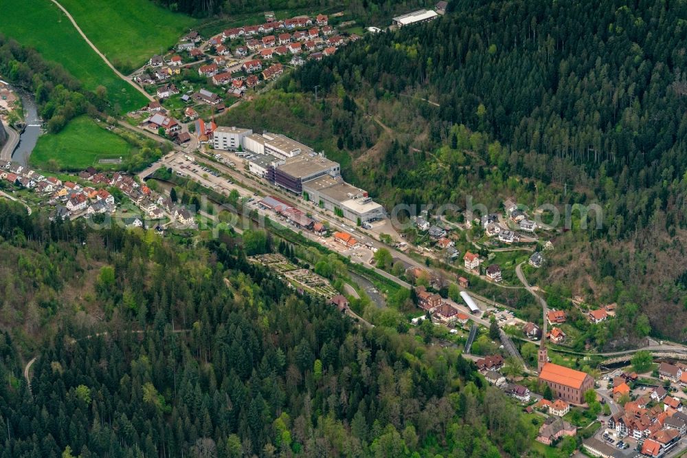 Schiltach from the bird's eye view: Company grounds and facilities of Hansgrohe SE West in Schiltach in the state Baden-Wurttemberg, Germany