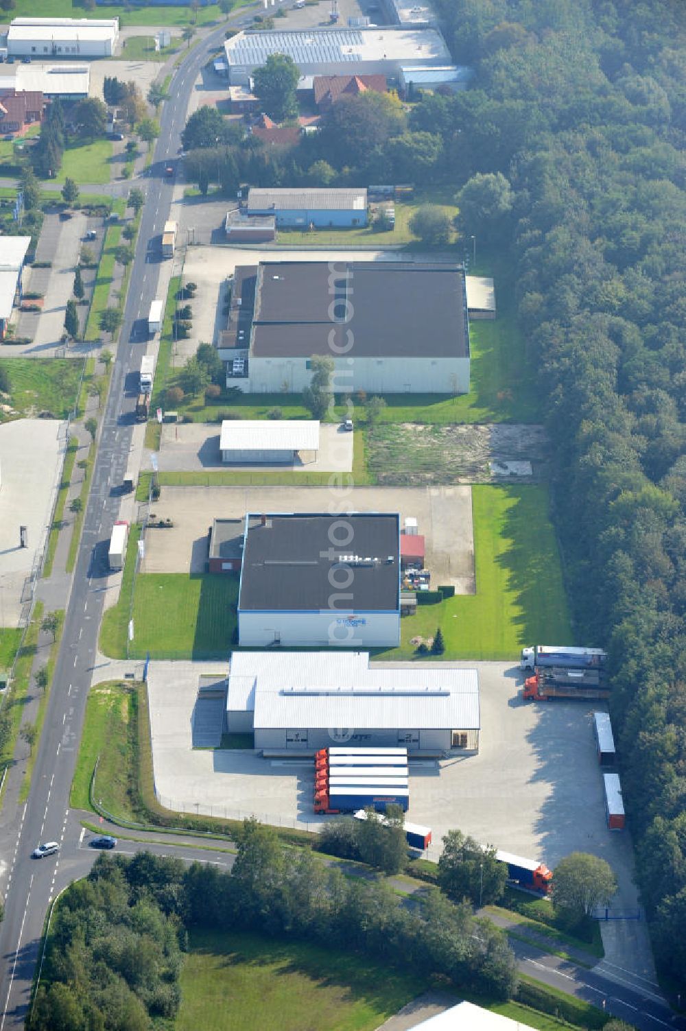 Aerial photograph Papenburg / Niedersachsen - Blick auf das Firmengelände der Hermann Bunte GmbH & Co. KG im Gewerbegebiet an der Bahnhofstraße in Papenburg. Das Unternehmen erstellt Service- Reparatur- und Wartungsdienstleistungen im Kraftfahrzeug ( Marke Mercedes Benz) und Nutzfahrzeugbereich. Zu den Geschäftsbereichen der auf mehrere Standorte verteilten Unternehmensgruppe gehört auch das Betreiben einer LKW - Spedition. Premises of the Hermann GmbH & Co. KG in the industrial area in Papenburg / Lower Saxony.