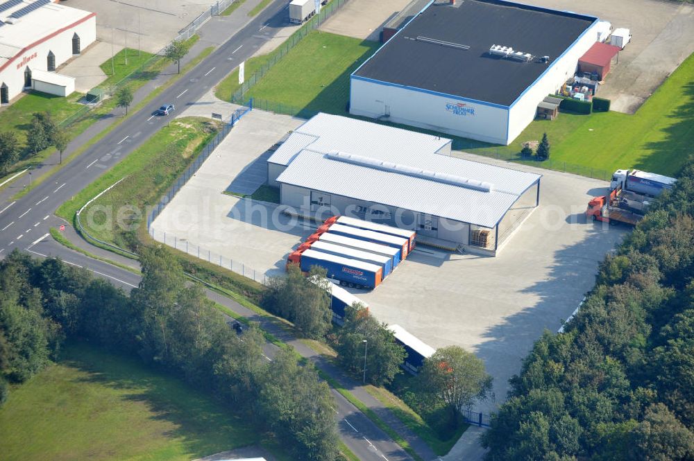 Papenburg / Niedersachsen from above - Blick auf das Firmengelände der Hermann Bunte GmbH & Co. KG im Gewerbegebiet an der Bahnhofstraße in Papenburg. Das Unternehmen erstellt Service- Reparatur- und Wartungsdienstleistungen im Kraftfahrzeug ( Marke Mercedes Benz) und Nutzfahrzeugbereich. Zu den Geschäftsbereichen der auf mehrere Standorte verteilten Unternehmensgruppe gehört auch das Betreiben einer LKW - Spedition. Premises of the Hermann GmbH & Co. KG in the industrial area in Papenburg / Lower Saxony.