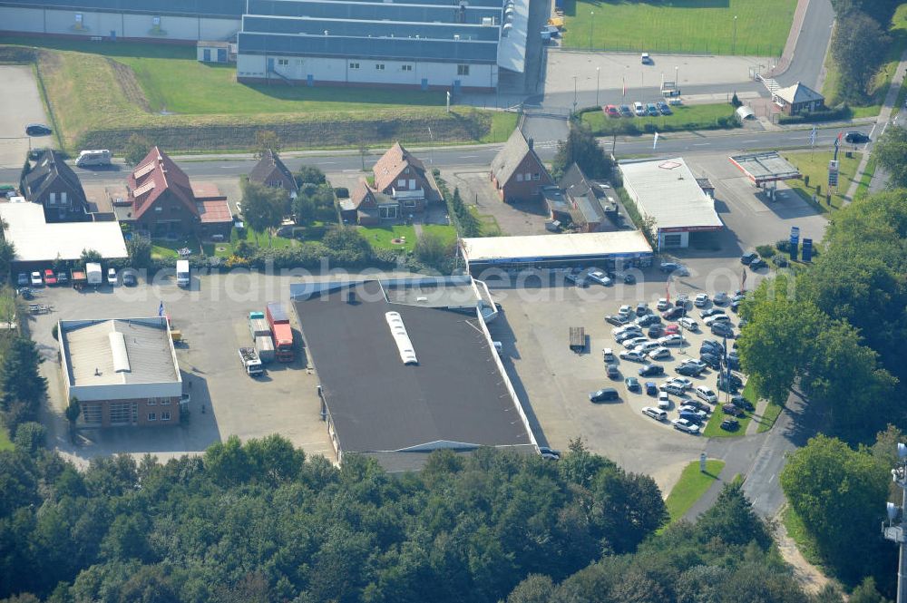 Aerial image Papenburg / Niedersachsen - Blick auf das Firmengelände der Hermann Bunte GmbH & Co. KG im Gewerbegebiet an der Bahnhofstraße in Papenburg. Das Unternehmen erstellt Service- Reparatur- und Wartungsdienstleistungen im Kraftfahrzeug ( Marke Mercedes Benz) und Nutzfahrzeugbereich. Zu den Geschäftsbereichen der auf mehrere Standorte verteilten Unternehmensgruppe gehört auch das Betreiben einer LKW - Spedition. Premises of the Hermann GmbH & Co. KG in the industrial area in Papenburg / Lower Saxony.