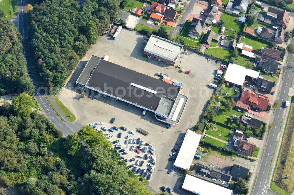 Papenburg / Niedersachsen from above - Blick auf das Firmengelände der Hermann Bunte GmbH & Co. KG im Gewerbegebiet an der Bahnhofstraße in Papenburg. Das Unternehmen erstellt Service- Reparatur- und Wartungsdienstleistungen im Kraftfahrzeug ( Marke Mercedes Benz) und Nutzfahrzeugbereich. Zu den Geschäftsbereichen der auf mehrere Standorte verteilten Unternehmensgruppe gehört auch das Betreiben einer LKW - Spedition. Premises of the Hermann GmbH & Co. KG in the industrial area in Papenburg / Lower Saxony.