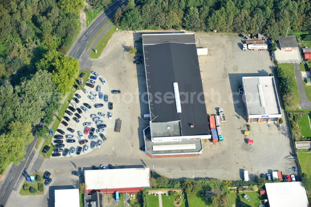 Papenburg / Niedersachsen from the bird's eye view: Blick auf das Firmengelände der Hermann Bunte GmbH & Co. KG im Gewerbegebiet an der Bahnhofstraße in Papenburg. Das Unternehmen erstellt Service- Reparatur- und Wartungsdienstleistungen im Kraftfahrzeug ( Marke Mercedes Benz) und Nutzfahrzeugbereich. Zu den Geschäftsbereichen der auf mehrere Standorte verteilten Unternehmensgruppe gehört auch das Betreiben einer LKW - Spedition. Premises of the Hermann GmbH & Co. KG in the industrial area in Papenburg / Lower Saxony.