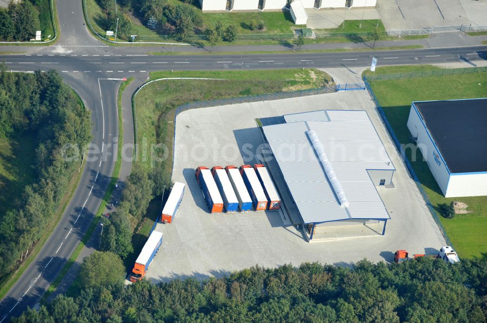 Papenburg / Niedersachsen from above - Blick auf das Firmengelände der Hermann Bunte GmbH & Co. KG im Gewerbegebiet an der Bahnhofstraße in Papenburg. Das Unternehmen erstellt Service- Reparatur- und Wartungsdienstleistungen im Kraftfahrzeug ( Marke Mercedes Benz) und Nutzfahrzeugbereich. Zu den Geschäftsbereichen der auf mehrere Standorte verteilten Unternehmensgruppe gehört auch das Betreiben einer LKW - Spedition. Premises of the Hermann GmbH & Co. KG in the industrial area in Papenburg / Lower Saxony.