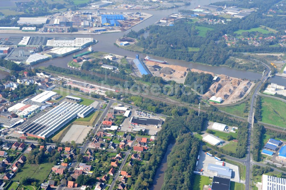 Aerial image Papenburg / Niedersachsen - Blick auf das Firmengelände der Hermann Bunte GmbH & Co. KG im Gewerbegebiet an der Bahnhofstraße in Papenburg. Das Unternehmen erstellt Service- Reparatur- und Wartungsdienstleistungen im Kraftfahrzeug ( Marke Mercedes Benz) und Nutzfahrzeugbereich. Zu den Geschäftsbereichen der auf mehrere Standorte verteilten Unternehmensgruppe gehört auch das Betreiben einer LKW - Spedition. Premises of the Hermann GmbH & Co. KG in the industrial area in Papenburg / Lower Saxony.