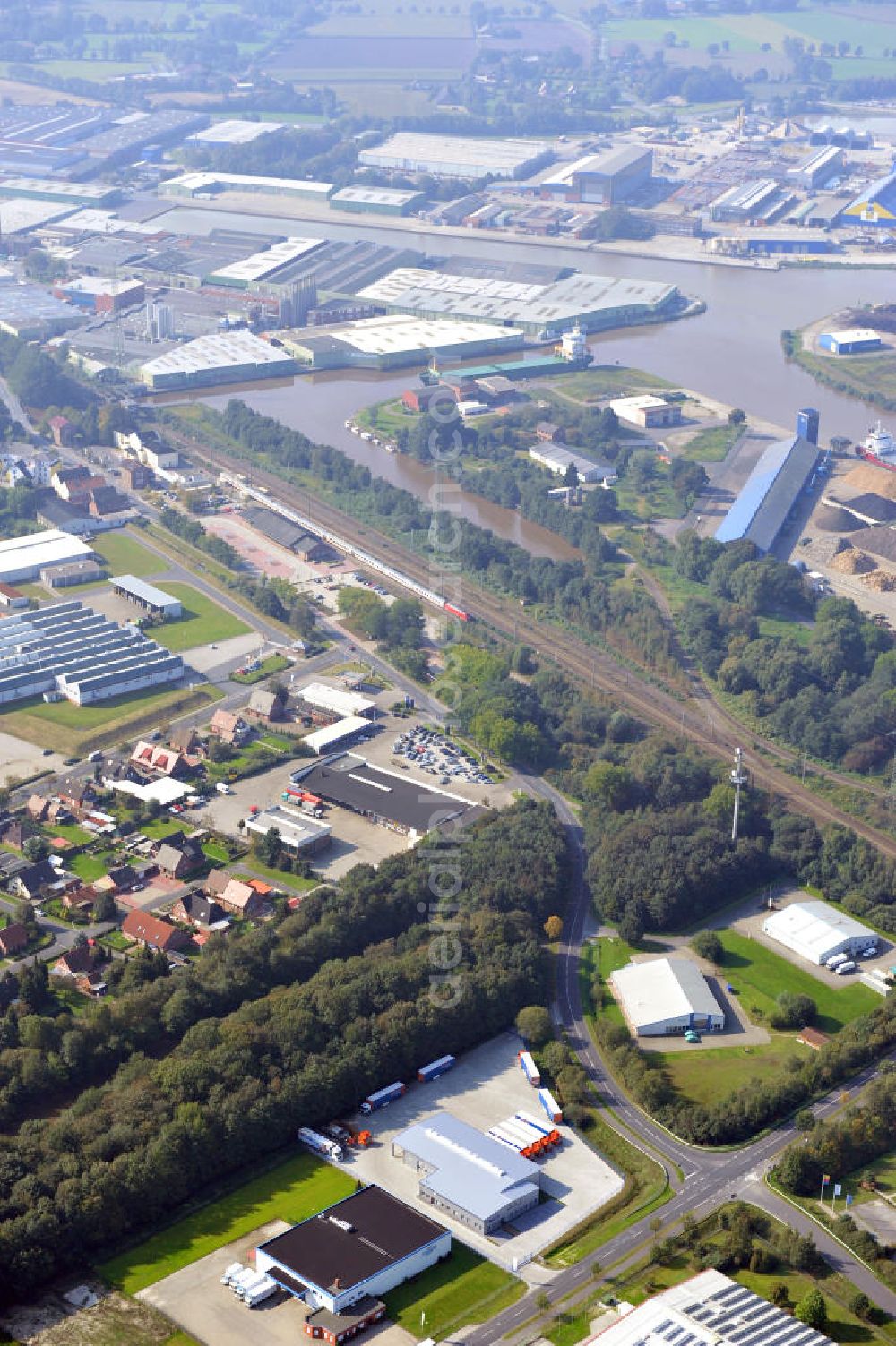 Aerial photograph Papenburg / Niedersachsen - Blick auf das Firmengelände der Hermann Bunte GmbH & Co. KG im Gewerbegebiet an der Bahnhofstraße in Papenburg. Das Unternehmen erstellt Service- Reparatur- und Wartungsdienstleistungen im Kraftfahrzeug ( Marke Mercedes Benz) und Nutzfahrzeugbereich. Zu den Geschäftsbereichen der auf mehrere Standorte verteilten Unternehmensgruppe gehört auch das Betreiben einer LKW - Spedition. Premises of the Hermann GmbH & Co. KG in the industrial area in Papenburg / Lower Saxony.