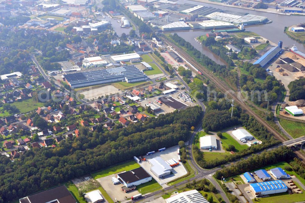 Papenburg / Niedersachsen from above - Blick auf das Firmengelände der Hermann Bunte GmbH & Co. KG im Gewerbegebiet an der Bahnhofstraße in Papenburg. Das Unternehmen erstellt Service- Reparatur- und Wartungsdienstleistungen im Kraftfahrzeug ( Marke Mercedes Benz) und Nutzfahrzeugbereich. Zu den Geschäftsbereichen der auf mehrere Standorte verteilten Unternehmensgruppe gehört auch das Betreiben einer LKW - Spedition. Premises of the Hermann GmbH & Co. KG in the industrial area in Papenburg / Lower Saxony.