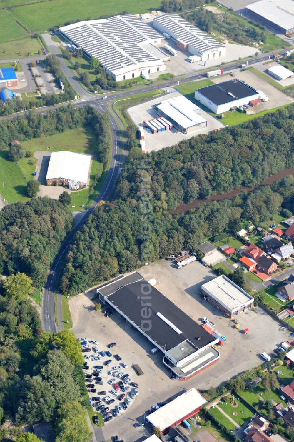 Aerial image Papenburg / Niedersachsen - Blick auf das Firmengelände der Hermann Bunte GmbH & Co. KG im Gewerbegebiet an der Bahnhofstraße in Papenburg. Das Unternehmen erstellt Service- Reparatur- und Wartungsdienstleistungen im Kraftfahrzeug ( Marke Mercedes Benz) und Nutzfahrzeugbereich. Zu den Geschäftsbereichen der auf mehrere Standorte verteilten Unternehmensgruppe gehört auch das Betreiben einer LKW - Spedition. Premises of the Hermann GmbH & Co. KG in the industrial area in Papenburg / Lower Saxony.