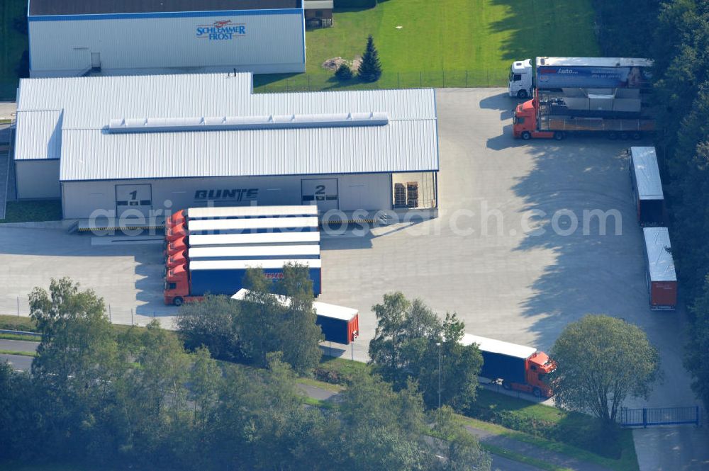 Aerial image Papenburg / Niedersachsen - Blick auf das Firmengelände der Hermann Bunte GmbH & Co. KG im Gewerbegebiet an der Bahnhofstraße in Papenburg. Das Unternehmen erstellt Service- Reparatur- und Wartungsdienstleistungen im Kraftfahrzeug ( Marke Mercedes Benz) und Nutzfahrzeugbereich. Zu den Geschäftsbereichen der auf mehrere Standorte verteilten Unternehmensgruppe gehört auch das Betreiben einer LKW - Spedition. Premises of the Hermann GmbH & Co. KG in the industrial area in Papenburg / Lower Saxony.