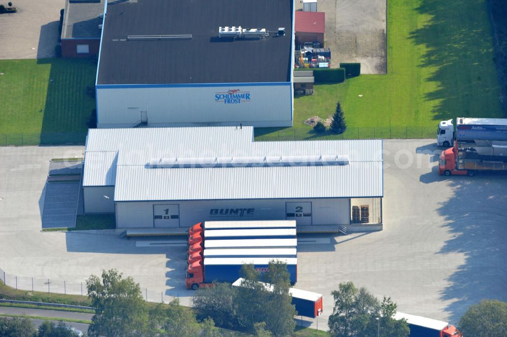 Aerial photograph Papenburg / Niedersachsen - Blick auf das Firmengelände der Hermann Bunte GmbH & Co. KG im Gewerbegebiet an der Bahnhofstraße in Papenburg. Das Unternehmen erstellt Service- Reparatur- und Wartungsdienstleistungen im Kraftfahrzeug ( Marke Mercedes Benz) und Nutzfahrzeugbereich. Zu den Geschäftsbereichen der auf mehrere Standorte verteilten Unternehmensgruppe gehört auch das Betreiben einer LKW - Spedition. Premises of the Hermann GmbH & Co. KG in the industrial area in Papenburg / Lower Saxony.