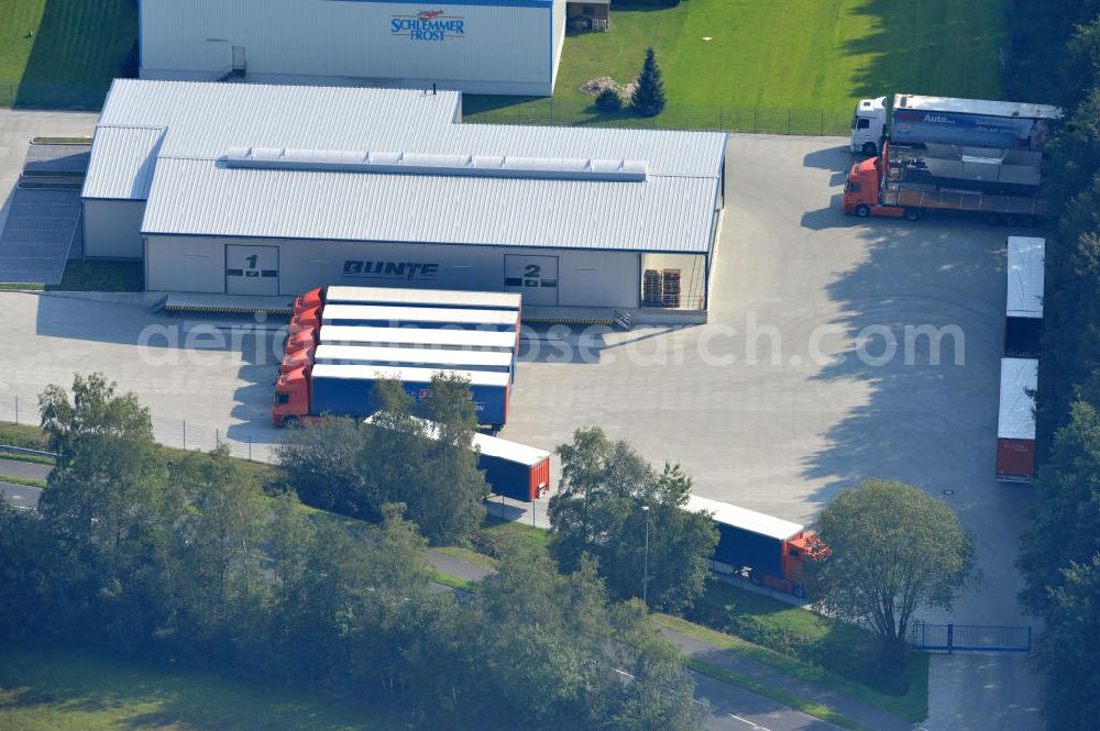 Papenburg / Niedersachsen from above - Blick auf das Firmengelände der Hermann Bunte GmbH & Co. KG im Gewerbegebiet an der Bahnhofstraße in Papenburg. Das Unternehmen erstellt Service- Reparatur- und Wartungsdienstleistungen im Kraftfahrzeug ( Marke Mercedes Benz) und Nutzfahrzeugbereich. Zu den Geschäftsbereichen der auf mehrere Standorte verteilten Unternehmensgruppe gehört auch das Betreiben einer LKW - Spedition. Premises of the Hermann GmbH & Co. KG in the industrial area in Papenburg / Lower Saxony.