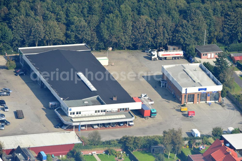 Papenburg / Niedersachsen from above - Blick auf das Firmengelände der Hermann Bunte GmbH & Co. KG im Gewerbegebiet an der Bahnhofstraße in Papenburg. Das Unternehmen erstellt Service- Reparatur- und Wartungsdienstleistungen im Kraftfahrzeug ( Marke Mercedes Benz) und Nutzfahrzeugbereich. Zu den Geschäftsbereichen der auf mehrere Standorte verteilten Unternehmensgruppe gehört auch das Betreiben einer LKW - Spedition. Premises of the Hermann GmbH & Co. KG in the industrial area in Papenburg / Lower Saxony.