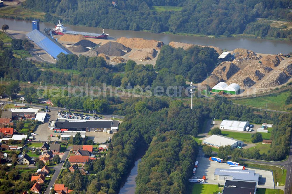 Papenburg / Niedersachsen from above - Blick auf das Firmengelände der Hermann Bunte GmbH & Co. KG im Gewerbegebiet an der Bahnhofstraße in Papenburg. Das Unternehmen erstellt Service- Reparatur- und Wartungsdienstleistungen im Kraftfahrzeug ( Marke Mercedes Benz) und Nutzfahrzeugbereich. Zu den Geschäftsbereichen der auf mehrere Standorte verteilten Unternehmensgruppe gehört auch das Betreiben einer LKW - Spedition. Premises of the Hermann GmbH & Co. KG in the industrial area in Papenburg / Lower Saxony.