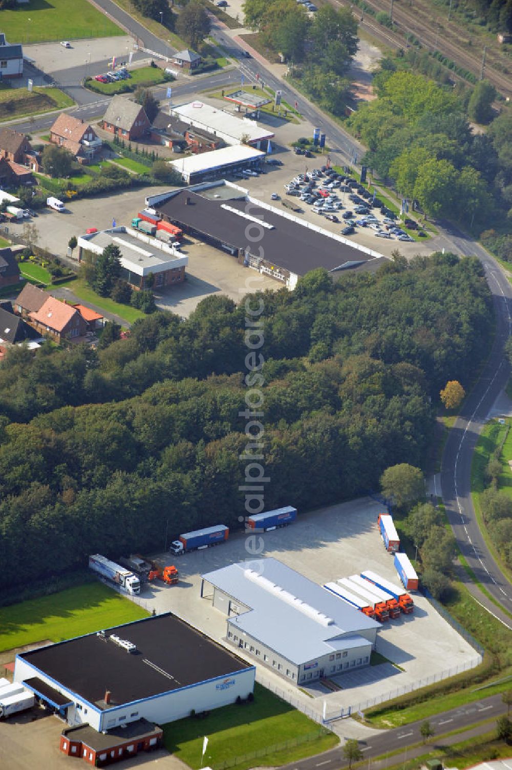 Papenburg / Niedersachsen from the bird's eye view: Blick auf das Firmengelände der Hermann Bunte GmbH & Co. KG im Gewerbegebiet an der Bahnhofstraße in Papenburg. Das Unternehmen erstellt Service- Reparatur- und Wartungsdienstleistungen im Kraftfahrzeug ( Marke Mercedes Benz) und Nutzfahrzeugbereich. Zu den Geschäftsbereichen der auf mehrere Standorte verteilten Unternehmensgruppe gehört auch das Betreiben einer LKW - Spedition. Premises of the Hermann GmbH & Co. KG in the industrial area in Papenburg / Lower Saxony.