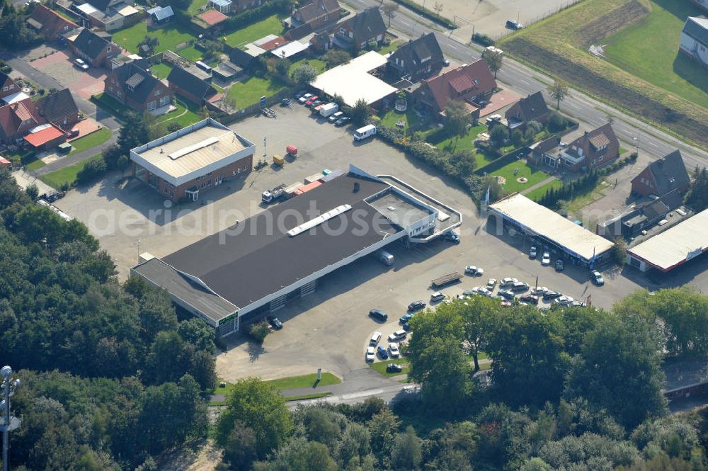 Papenburg / Niedersachsen from the bird's eye view: Blick auf das Firmengelände der Hermann Bunte GmbH & Co. KG im Gewerbegebiet an der Bahnhofstraße in Papenburg. Das Unternehmen erstellt Service- Reparatur- und Wartungsdienstleistungen im Kraftfahrzeug ( Marke Mercedes Benz) und Nutzfahrzeugbereich. Zu den Geschäftsbereichen der auf mehrere Standorte verteilten Unternehmensgruppe gehört auch das Betreiben einer LKW - Spedition. Premises of the Hermann GmbH & Co. KG in the industrial area in Papenburg / Lower Saxony.