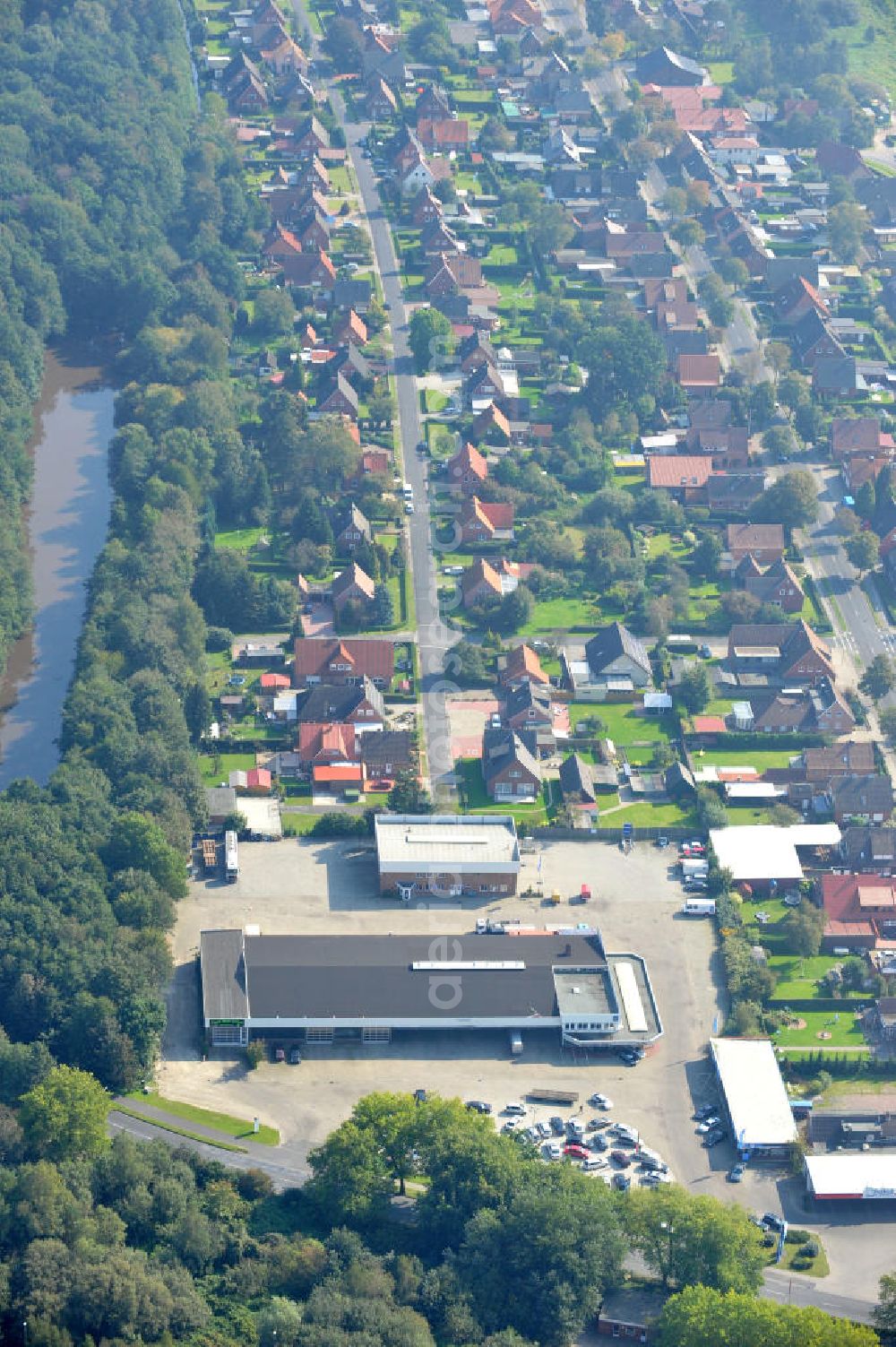 Papenburg / Niedersachsen from above - Blick auf das Firmengelände der Hermann Bunte GmbH & Co. KG im Gewerbegebiet an der Bahnhofstraße in Papenburg. Das Unternehmen erstellt Service- Reparatur- und Wartungsdienstleistungen im Kraftfahrzeug ( Marke Mercedes Benz) und Nutzfahrzeugbereich. Zu den Geschäftsbereichen der auf mehrere Standorte verteilten Unternehmensgruppe gehört auch das Betreiben einer LKW - Spedition. Premises of the Hermann GmbH & Co. KG in the industrial area in Papenburg / Lower Saxony.