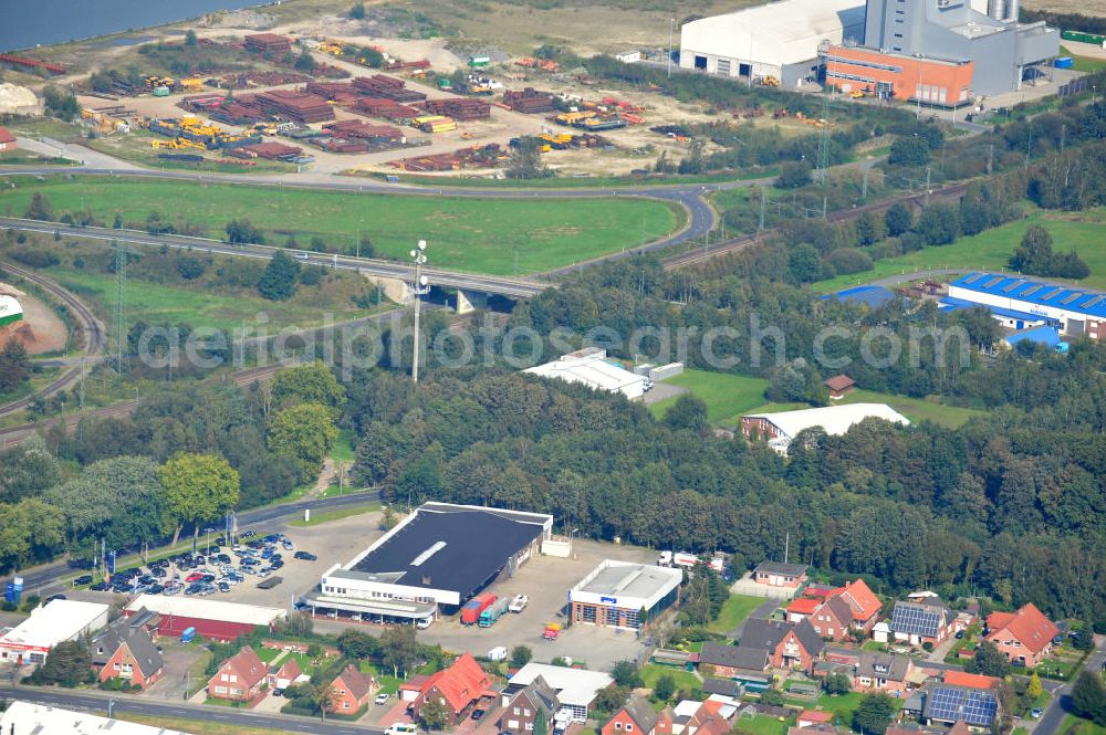 Aerial image Papenburg / Niedersachsen - Blick auf das Firmengelände der Hermann Bunte GmbH & Co. KG im Gewerbegebiet an der Bahnhofstraße in Papenburg. Das Unternehmen erstellt Service- Reparatur- und Wartungsdienstleistungen im Kraftfahrzeug ( Marke Mercedes Benz) und Nutzfahrzeugbereich. Zu den Geschäftsbereichen der auf mehrere Standorte verteilten Unternehmensgruppe gehört auch das Betreiben einer LKW - Spedition. Premises of the Hermann GmbH & Co. KG in the industrial area in Papenburg / Lower Saxony.