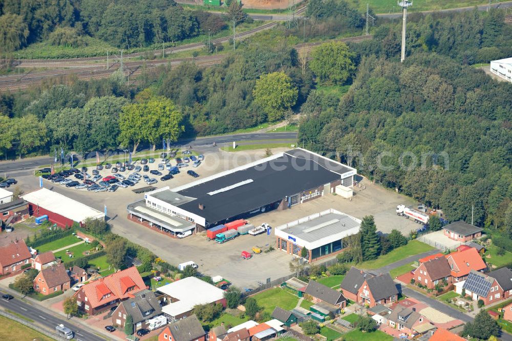 Papenburg / Niedersachsen from above - Blick auf das Firmengelände der Hermann Bunte GmbH & Co. KG im Gewerbegebiet an der Bahnhofstraße in Papenburg. Das Unternehmen erstellt Service- Reparatur- und Wartungsdienstleistungen im Kraftfahrzeug ( Marke Mercedes Benz) und Nutzfahrzeugbereich. Zu den Geschäftsbereichen der auf mehrere Standorte verteilten Unternehmensgruppe gehört auch das Betreiben einer LKW - Spedition. Premises of the Hermann GmbH & Co. KG in the industrial area in Papenburg / Lower Saxony.