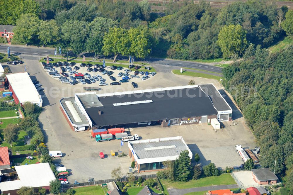 Aerial image Papenburg / Niedersachsen - Blick auf das Firmengelände der Hermann Bunte GmbH & Co. KG im Gewerbegebiet an der Bahnhofstraße in Papenburg. Das Unternehmen erstellt Service- Reparatur- und Wartungsdienstleistungen im Kraftfahrzeug ( Marke Mercedes Benz) und Nutzfahrzeugbereich. Zu den Geschäftsbereichen der auf mehrere Standorte verteilten Unternehmensgruppe gehört auch das Betreiben einer LKW - Spedition. Premises of the Hermann GmbH & Co. KG in the industrial area in Papenburg / Lower Saxony.