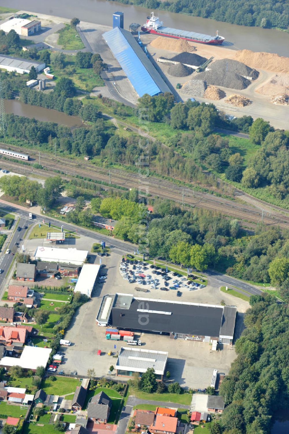 Papenburg / Niedersachsen from above - Blick auf das Firmengelände der Hermann Bunte GmbH & Co. KG im Gewerbegebiet an der Bahnhofstraße in Papenburg. Das Unternehmen erstellt Service- Reparatur- und Wartungsdienstleistungen im Kraftfahrzeug ( Marke Mercedes Benz) und Nutzfahrzeugbereich. Zu den Geschäftsbereichen der auf mehrere Standorte verteilten Unternehmensgruppe gehört auch das Betreiben einer LKW - Spedition. Premises of the Hermann GmbH & Co. KG in the industrial area in Papenburg / Lower Saxony.