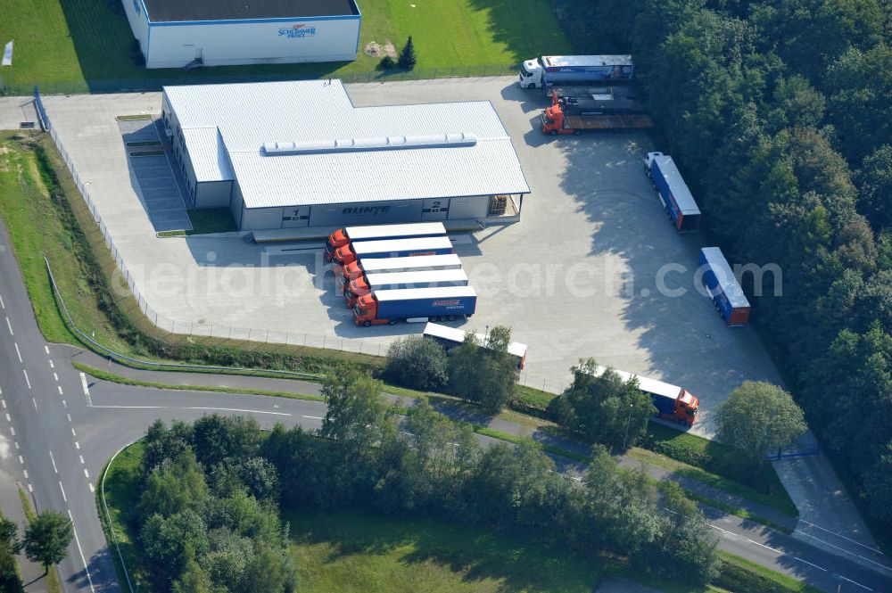 Papenburg / Niedersachsen from above - Blick auf das Firmengelände der Hermann Bunte GmbH & Co. KG im Gewerbegebiet an der Bahnhofstraße in Papenburg. Das Unternehmen erstellt Service- Reparatur- und Wartungsdienstleistungen im Kraftfahrzeug ( Marke Mercedes Benz) und Nutzfahrzeugbereich. Zu den Geschäftsbereichen der auf mehrere Standorte verteilten Unternehmensgruppe gehört auch das Betreiben einer LKW - Spedition. Premises of the Hermann GmbH & Co. KG in the industrial area in Papenburg / Lower Saxony.