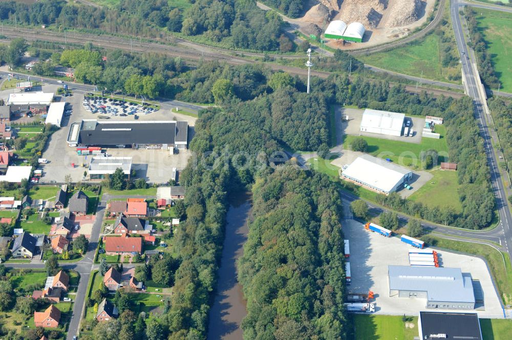 Papenburg / Niedersachsen from above - Blick auf das Firmengelände der Hermann Bunte GmbH & Co. KG im Gewerbegebiet an der Bahnhofstraße in Papenburg. Das Unternehmen erstellt Service- Reparatur- und Wartungsdienstleistungen im Kraftfahrzeug ( Marke Mercedes Benz) und Nutzfahrzeugbereich. Zu den Geschäftsbereichen der auf mehrere Standorte verteilten Unternehmensgruppe gehört auch das Betreiben einer LKW - Spedition. Premises of the Hermann GmbH & Co. KG in the industrial area in Papenburg / Lower Saxony.