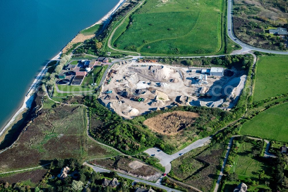 Aerial photograph Wenningstedt-Braderup (Sylt) - Company grounds and facilities of Jacobsen Strassen- and Tiefbau GmbH in Wenningstedt-Braderup (Sylt) at the island Sylt in the state Schleswig-Holstein, Germany