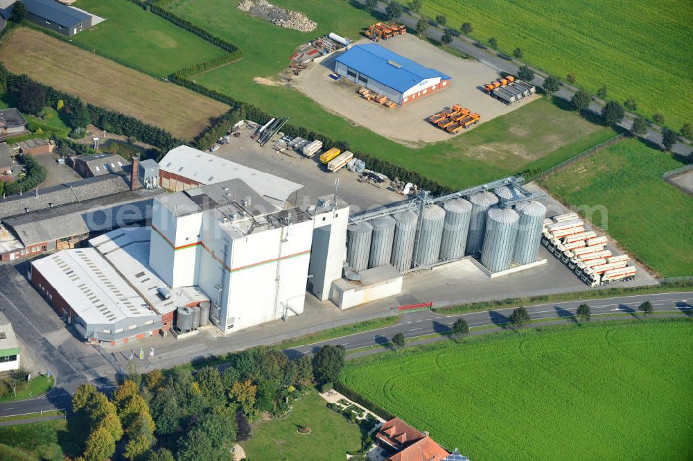 Bawinkel from the bird's eye view: Blick auf das Firmengelände des Landhandels und Kraftfutterwerk der Tihen GmbH & Co KG in Bawinkel / Niedersachsen. Die Marke TIBA Kraftfutter ist in der deutschen und europäischen Tierzucht und Landwirtschaft weit verbreitet. Premises of Tihen GmbH & Co KG in Bawinkel / Lower Saxony. The brand TIBA feed is in the German and European animal breeding and farming is widespread.