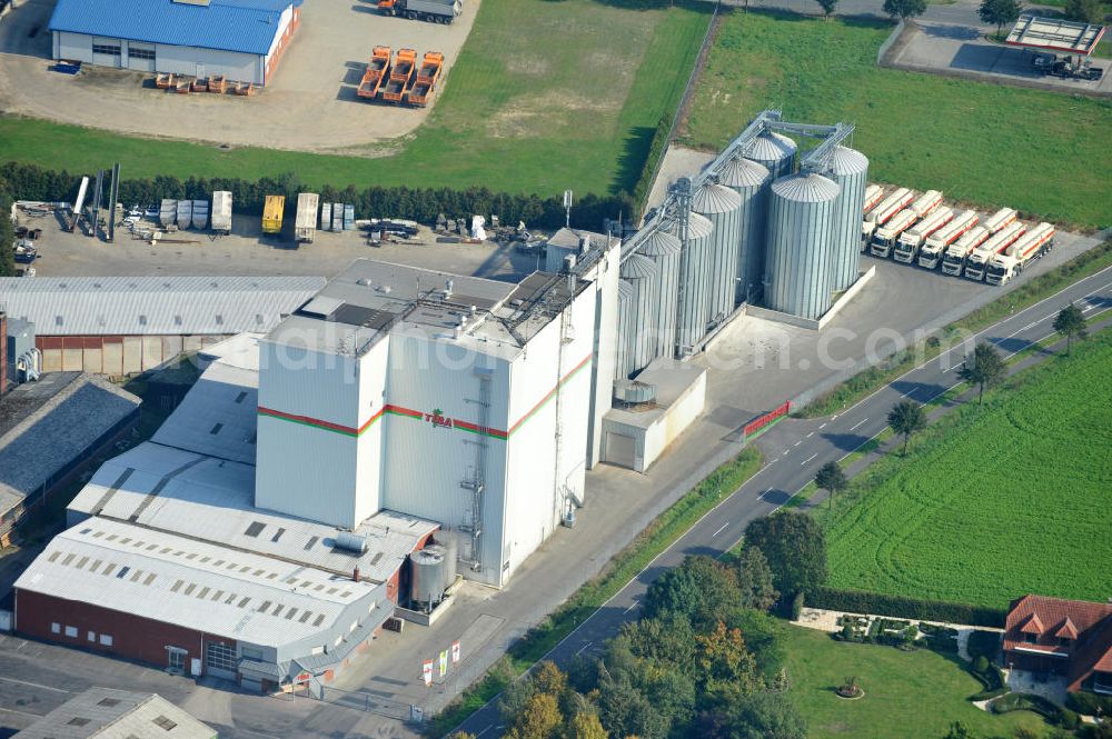 Bawinkel from the bird's eye view: Blick auf das Firmengelände des Landhandels und Kraftfutterwerk der Tihen GmbH & Co KG in Bawinkel / Niedersachsen. Die Marke TIBA Kraftfutter ist in der deutschen und europäischen Tierzucht und Landwirtschaft weit verbreitet. Premises of Tihen GmbH & Co KG in Bawinkel / Lower Saxony. The brand TIBA feed is in the German and European animal breeding and farming is widespread.